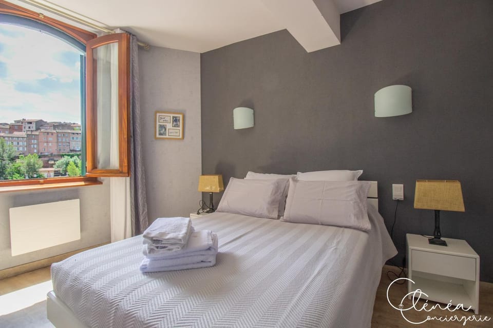 Bed, Photo of the whole room, Bedroom, towels