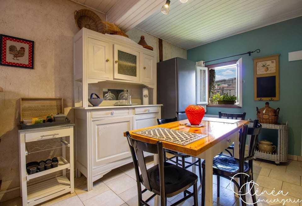 Dining area, oven, pet friendly, stove