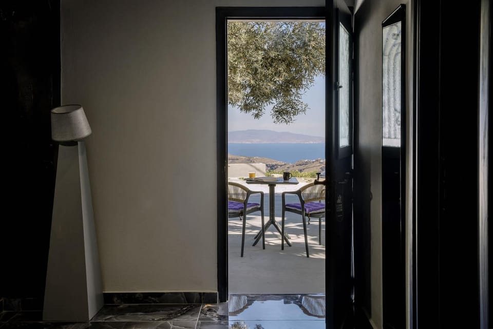 Grande Studio with Jacuzzi Nea Premium Residences Apartment in Imerovigli