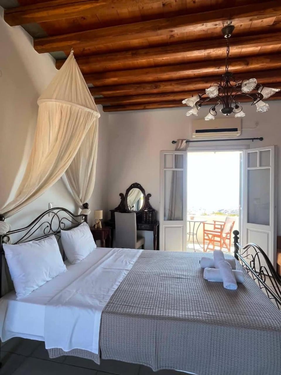 Studios Poulati Apartment in Milos