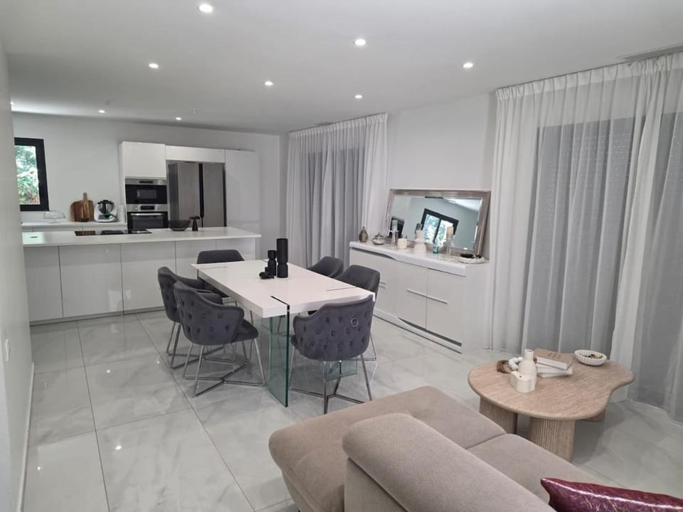 Beautiful family villa with terrace and garden Villa in Avignon
