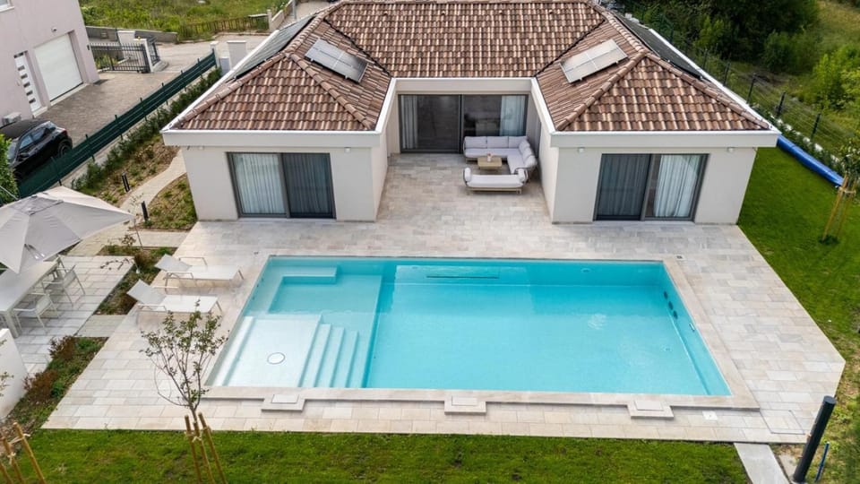 Property building, Patio, Day, Pool view, Swimming pool, sunbed