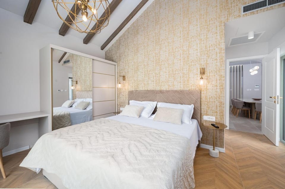 Bed, Photo of the whole room, Bedroom, wardrobe, air conditioner