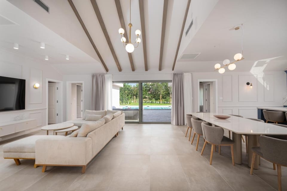 Bed, TV and multimedia, Living room, Photo of the whole room, Seating area, Bedroom
