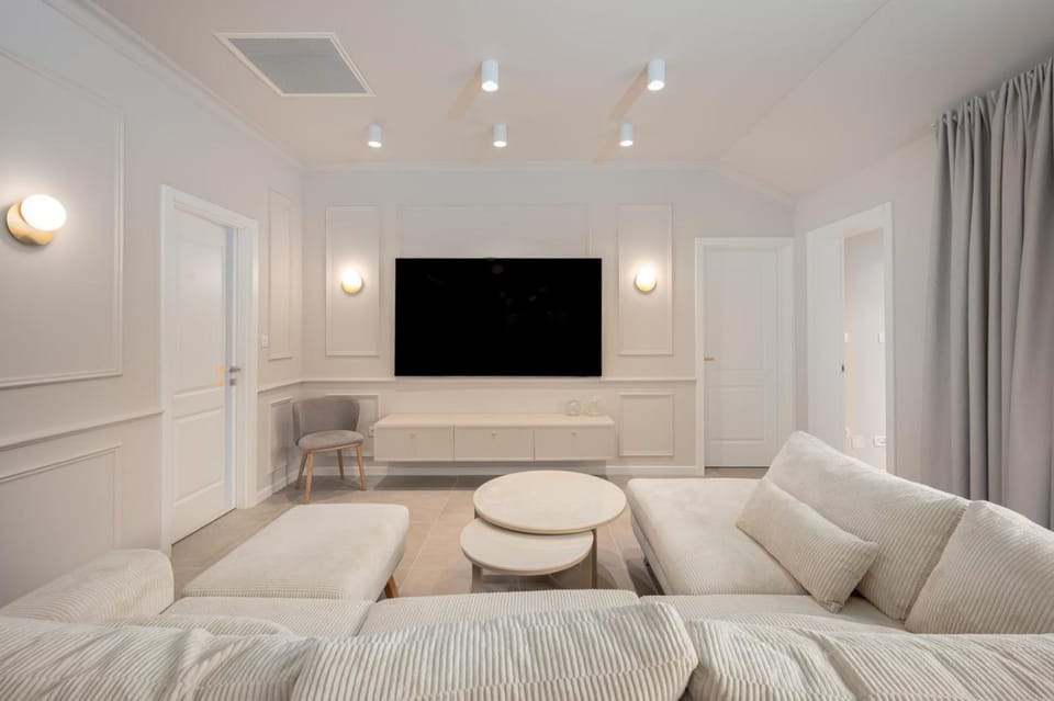 Communal lounge/ TV room, Bed, TV and multimedia, Living room, Photo of the whole room, Seating area, Evening entertainment