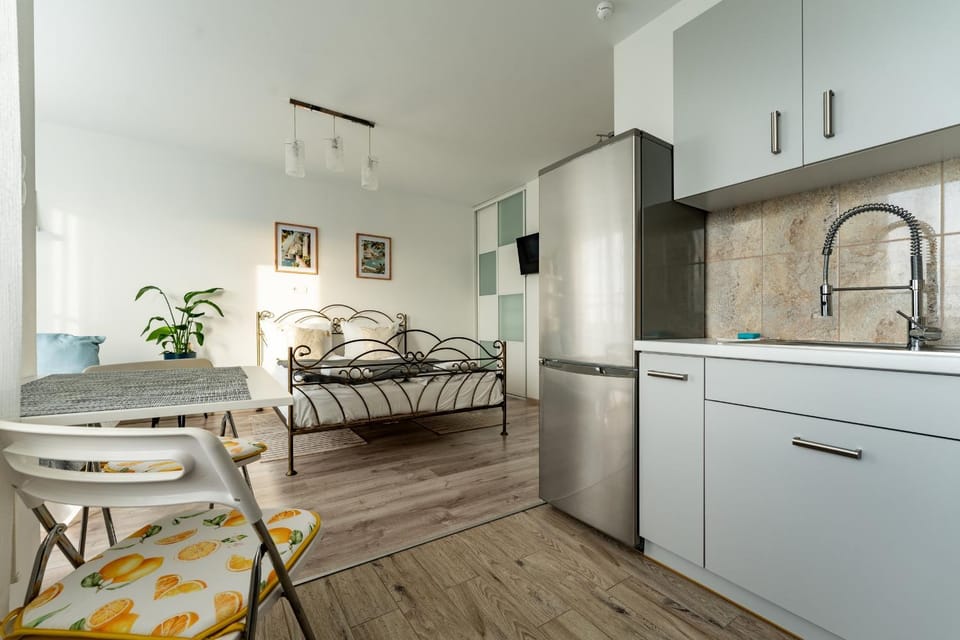Kitchen or kitchenette, Living room, Photo of the whole room, Seating area, Dining area, oven, stove