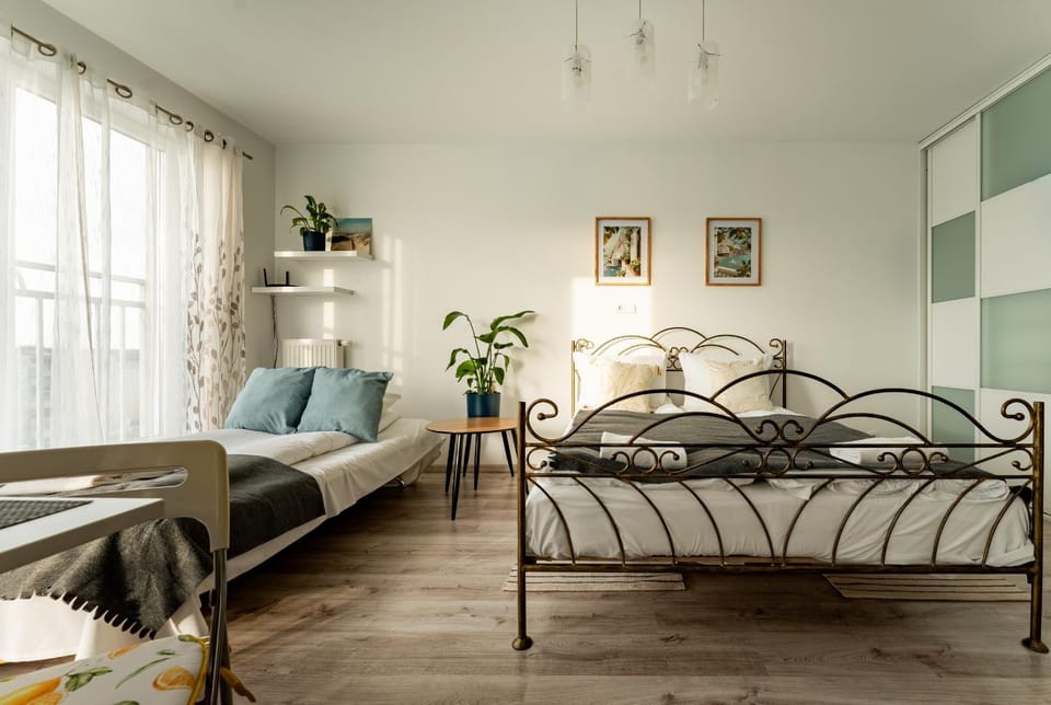 Bed, Living room, Photo of the whole room, Seating area