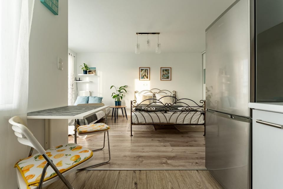 Bed, Living room, Photo of the whole room, Seating area
