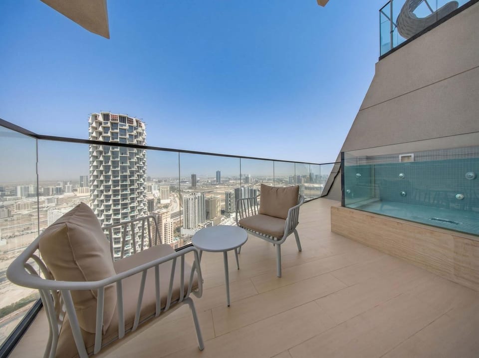 Free housekeeping visits during your stay - StayShort - 1BR in Jumeirah Village Circle for 4 with Balcony Apartment in Dubai