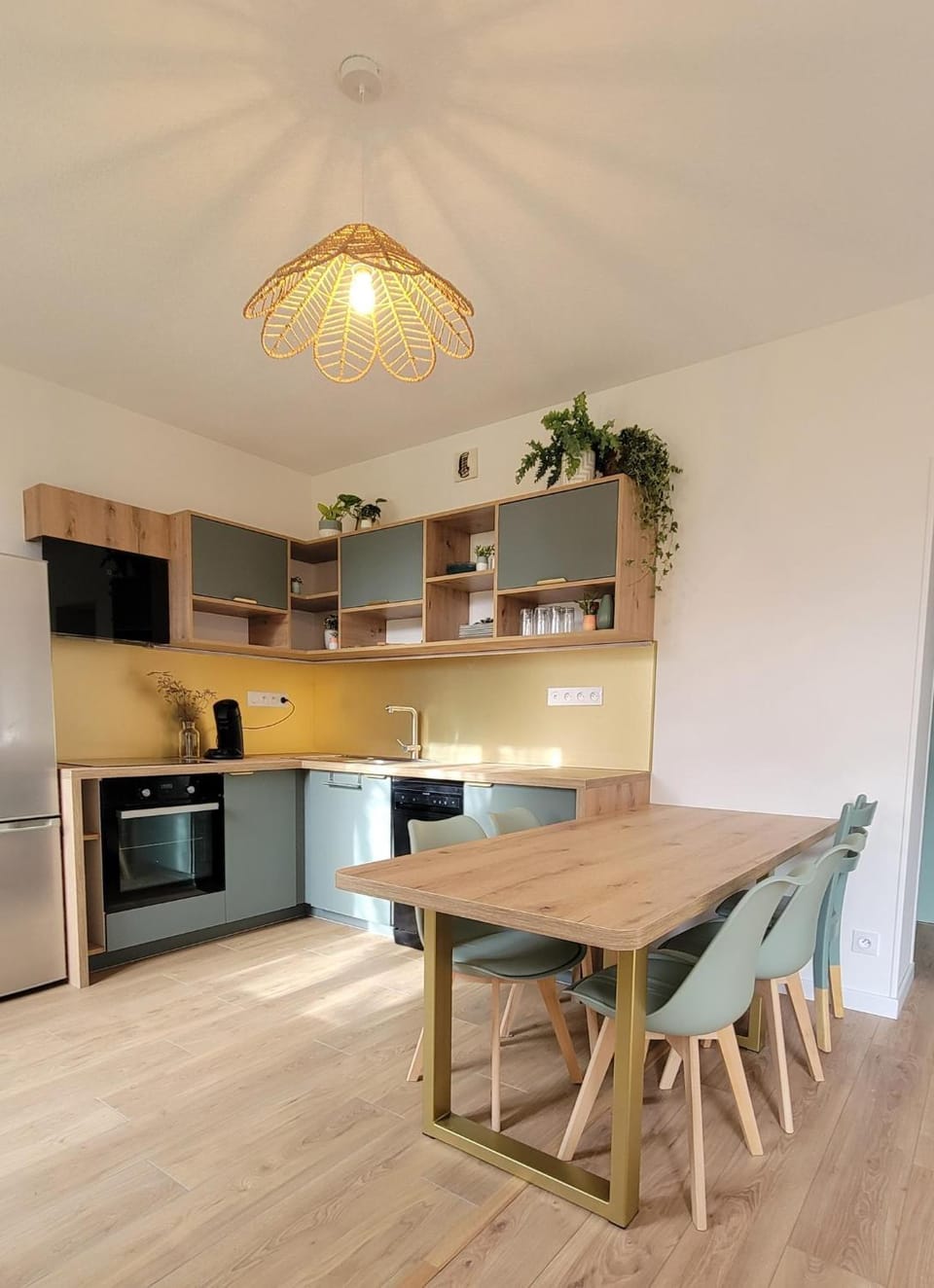 Kitchen or kitchenette, Dining area