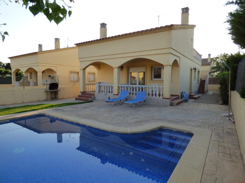Facade/entrance, Swimming pool