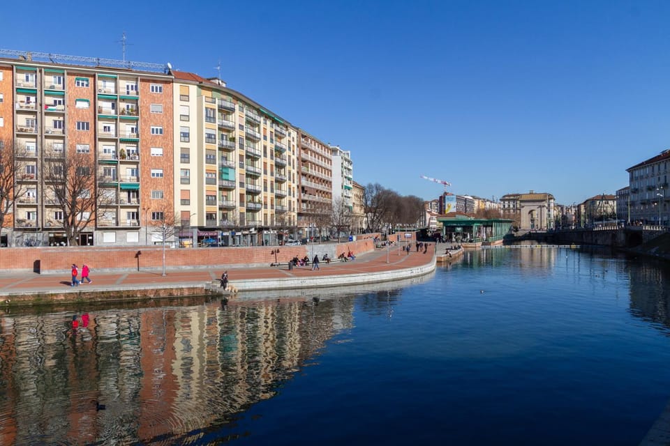 Property building, Nearby landmark, Day, Neighbourhood, Natural landscape, Activities, City view, Lake view, Street view, Location