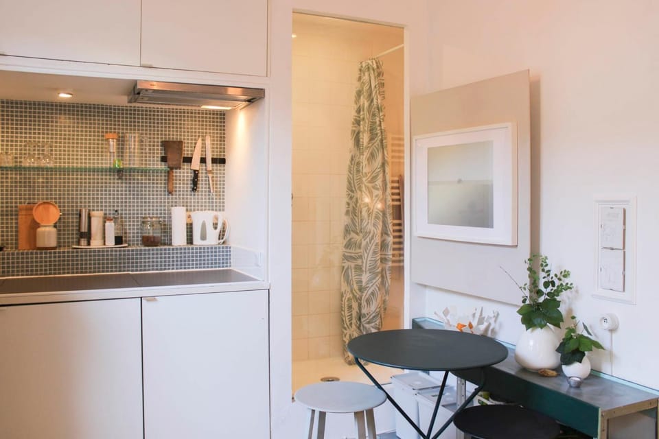 Charming studio with courtyard near Père-Lachaise Apartment in Paris