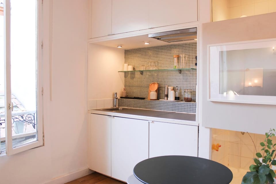 Charming studio with courtyard near Père-Lachaise Apartment in Paris