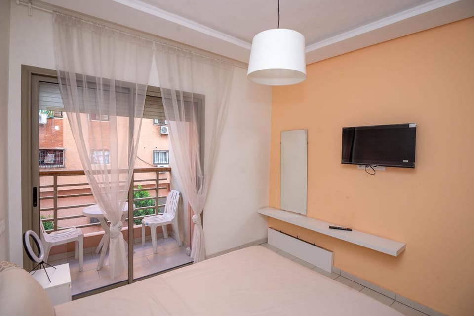 Bed, TV and multimedia, Photo of the whole room, Bedroom