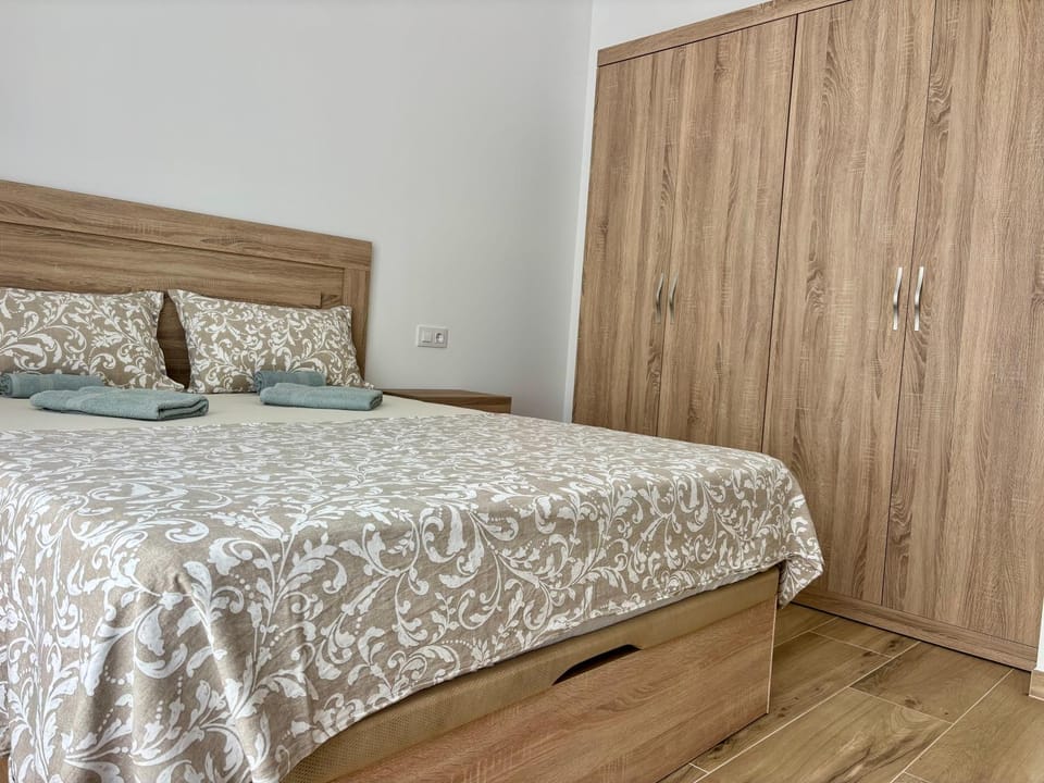 Bedroom, wardrobe, air conditioner