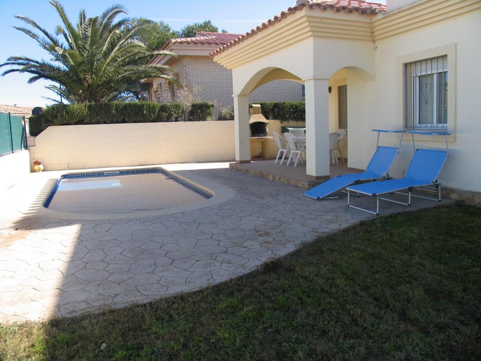 Facade/entrance, Swimming pool
