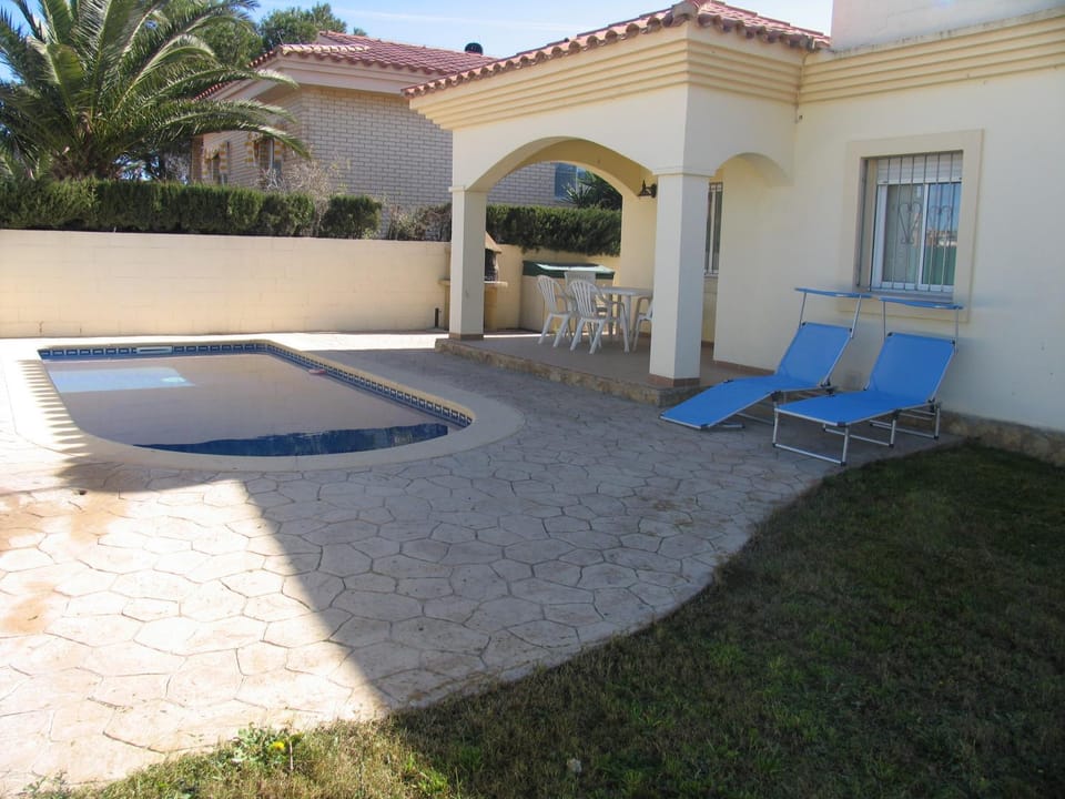 Facade/entrance, Swimming pool