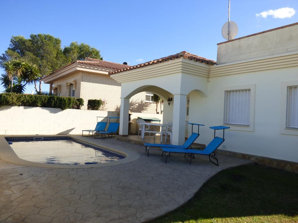 Facade/entrance, Swimming pool
