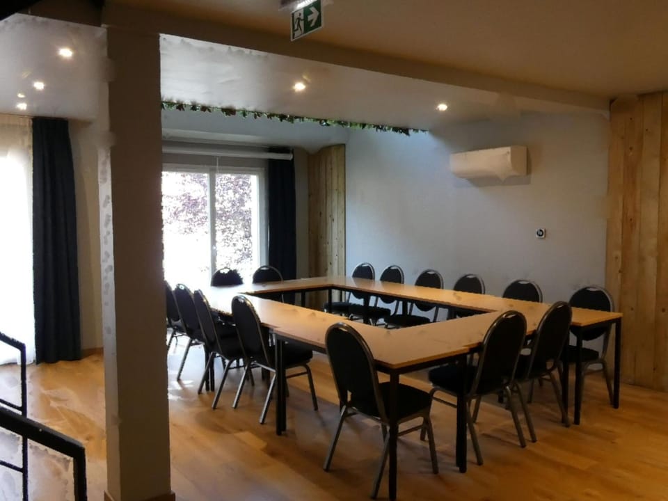 Living room, Seating area, Meeting/conference room, air conditioner