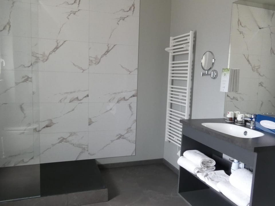 Bathroom, towels