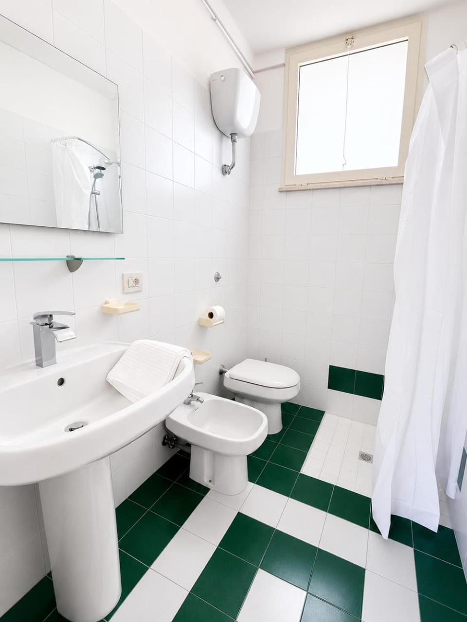 Shower, Toilet, Bathroom, bidet, towels