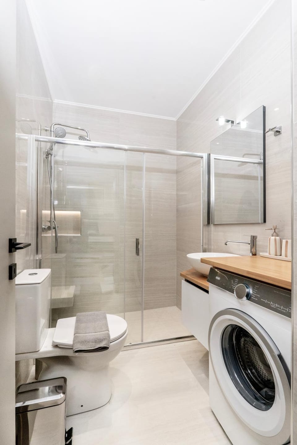 Shower, Bathroom, towels, washing machine