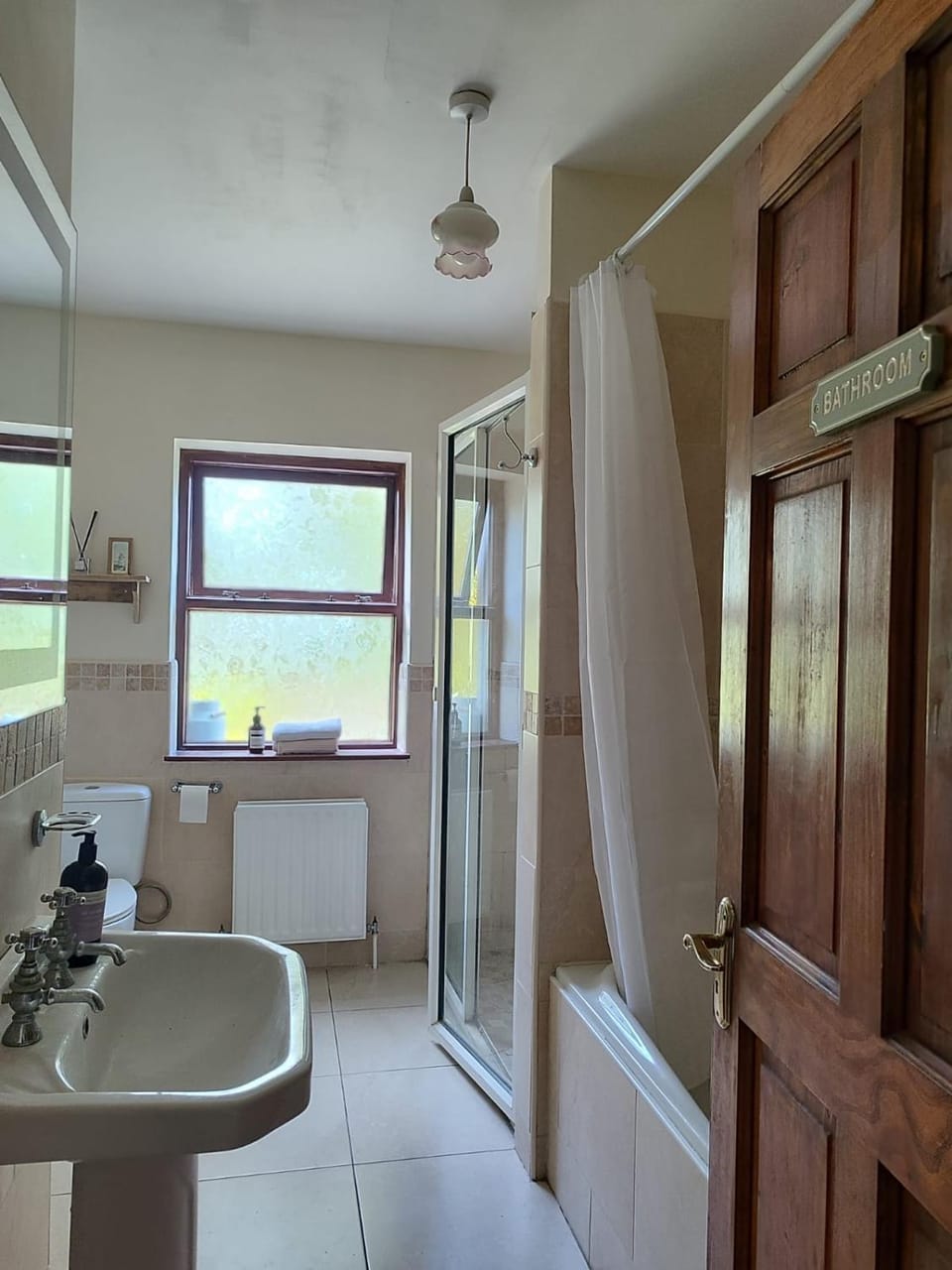 Toilet, Decorative detail, Bath