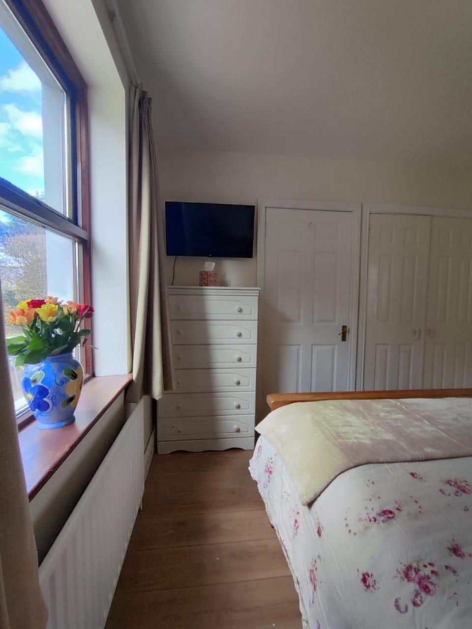 Bed, TV and multimedia, Bedroom, wardrobe