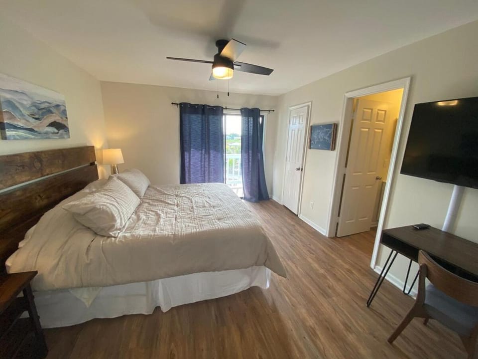 Surf Break condo, STEPS to ocean! Next to pier Apartment in Carolina Beach