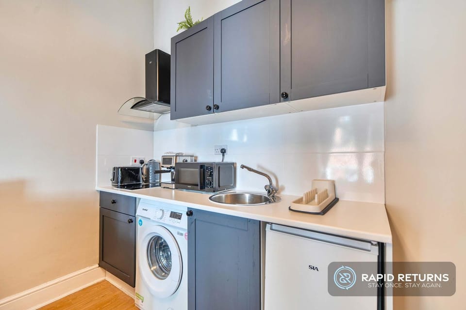 Kitchen or kitchenette, washing machine
