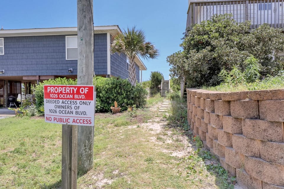 1026 Ocean Blvd - 4 Bedroom Beach Bungalow House in Topsail Beach