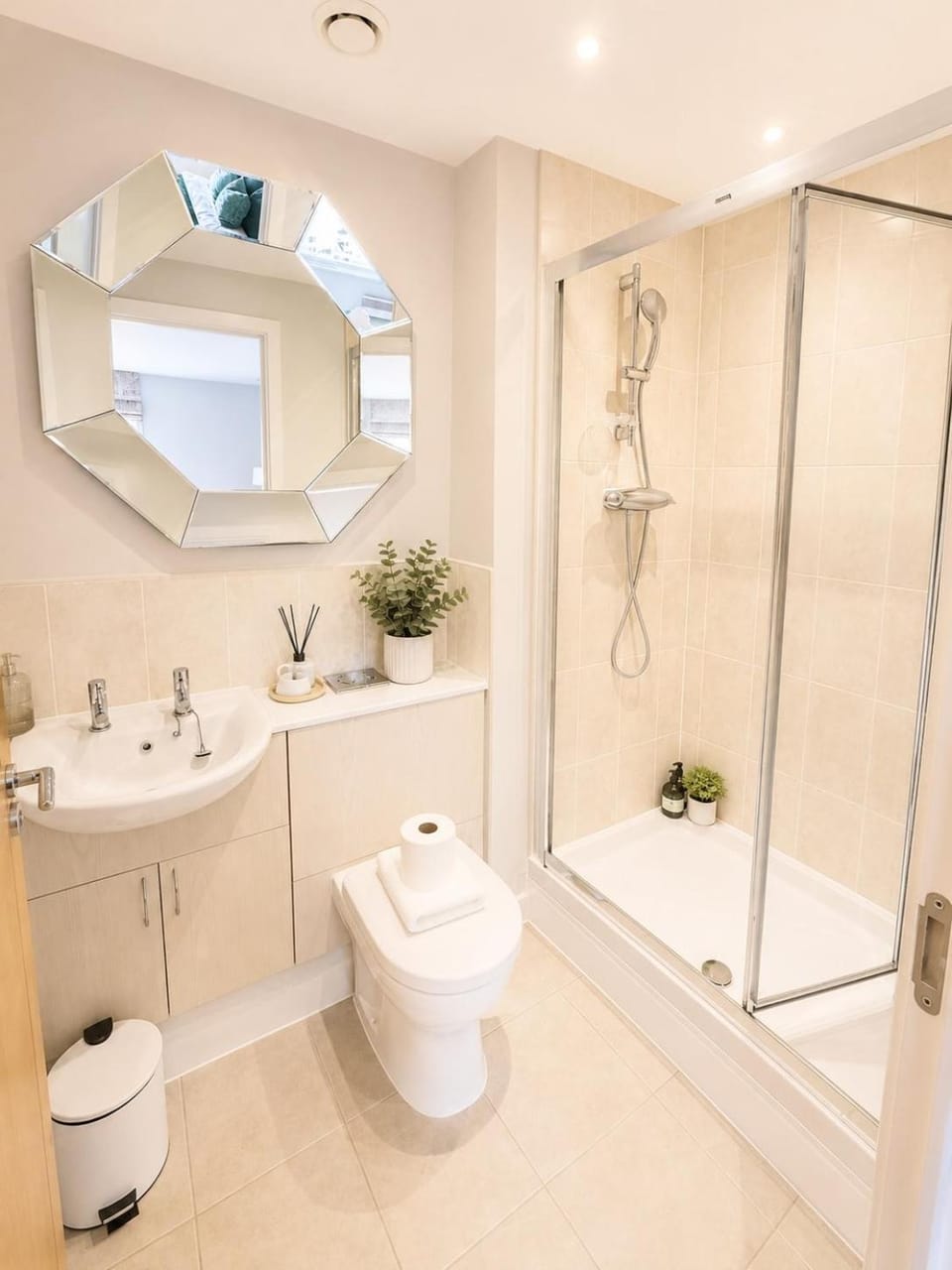 Bay View - 2BD, Free parking, contractors &Holiday Apartment in Cardiff