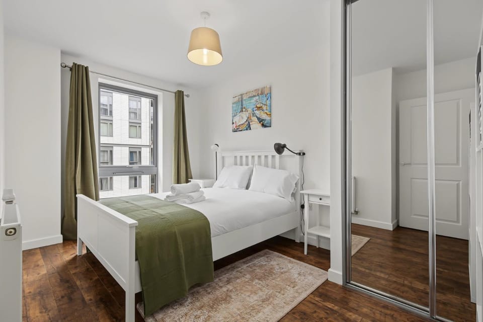 Modern 2-Bed Flat with Balcony near Canary Wharf Apartment in London