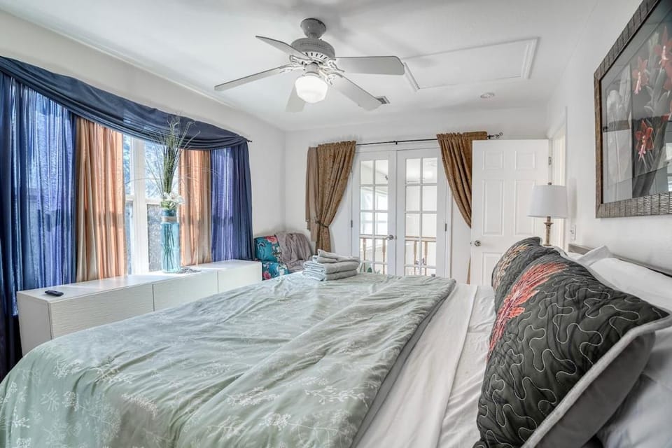 Magic Jungle Farm - Working Exotic Fruit Farm Stay with Butterfly Gardens, Wooded Trails & Beaches House in Bradenton
