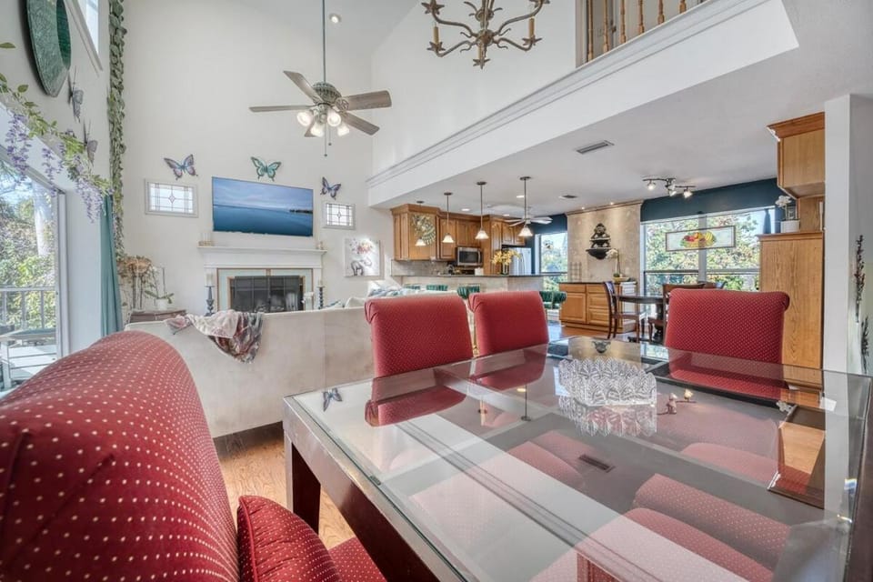 Magic Jungle Farm - Working Exotic Fruit Farm Stay with Butterfly Gardens, Wooded Trails & Beaches House in Bradenton