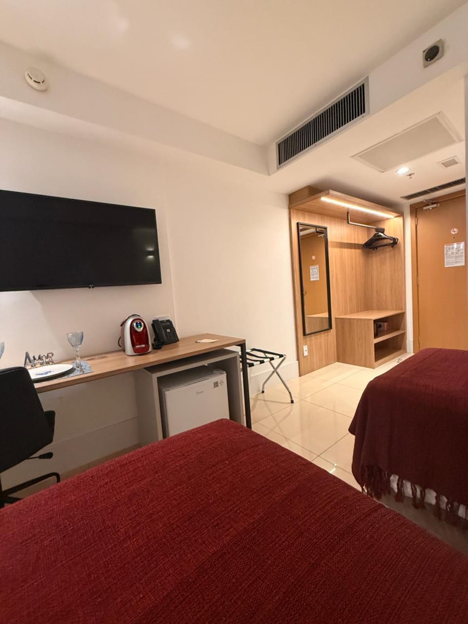 Bed, TV and multimedia, Coffee/tea facilities, Photo of the whole room, Dining area, Bedroom, flat iron, minibar, wardrobe, air conditioner
