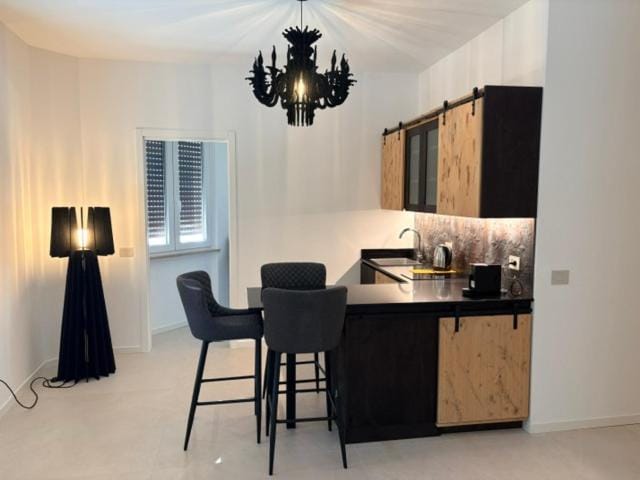 Kitchen or kitchenette, Dining area