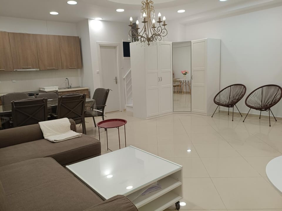 Barakat 2 floor 3 bedroom apartment 8 person House in Halkidiki
