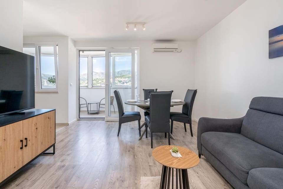 Communal lounge/ TV room, TV and multimedia, Living room, Seating area, Dining area, air conditioner