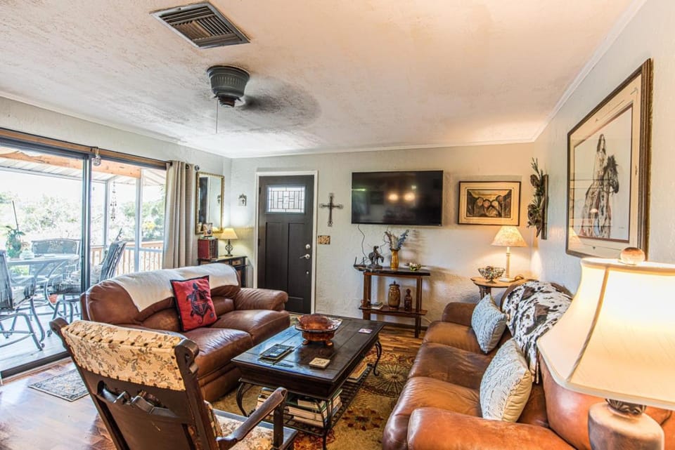 Communal lounge/ TV room, TV and multimedia, Living room, Seating area, Evening entertainment