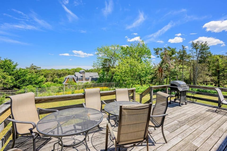 4 Min from Nauset Beach w Grill and Outdoor Shower House in Orleans