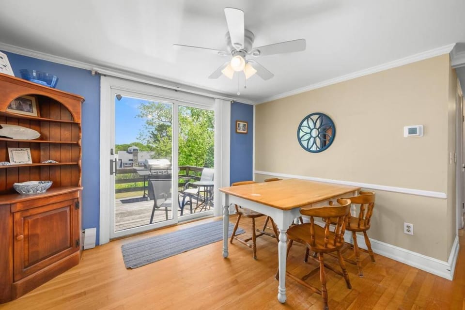 4 Min from Nauset Beach w Grill and Outdoor Shower House in Orleans