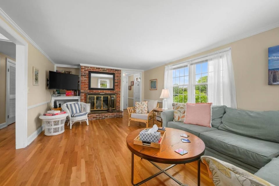 4 Min from Nauset Beach w Grill and Outdoor Shower House in Orleans