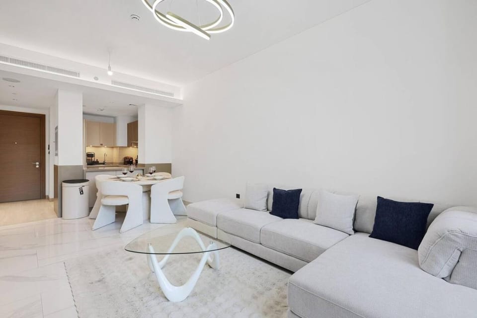 FIRST CLASS 1BR Chic Glimpse Near Downtown Apartment in Dubai