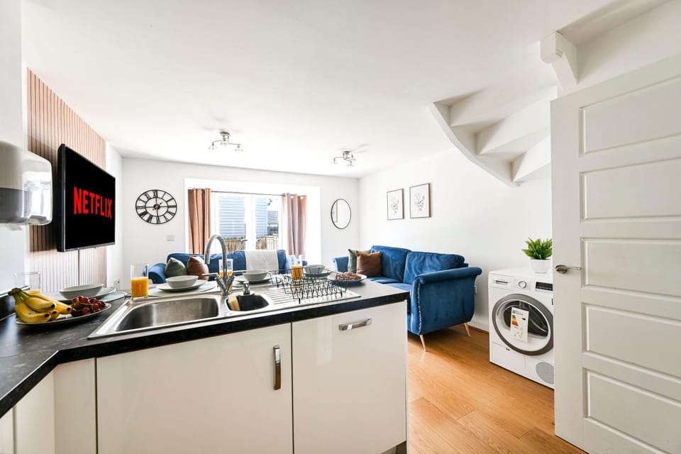 Kitchen or kitchenette, Living room, Dining area, washing machine, dryer