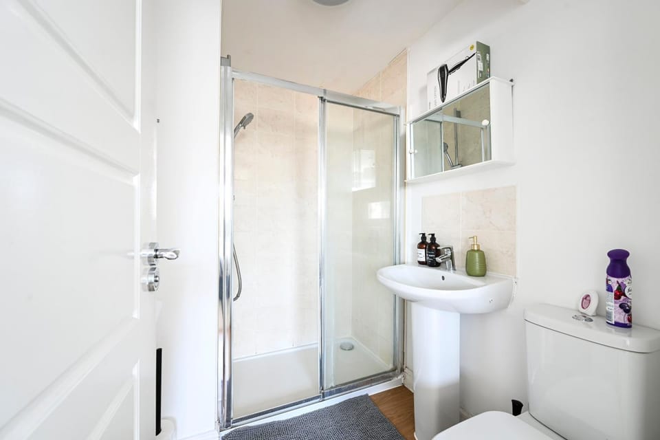 Shower, Toilet, Bathroom, towels