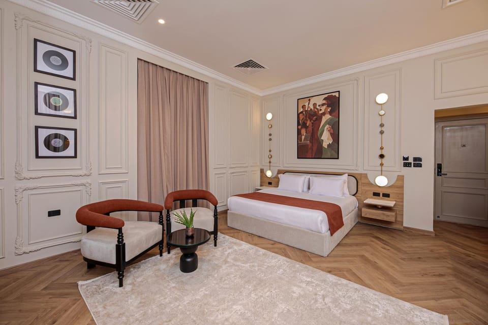 Photo of the whole room, Bedroom, wardrobe