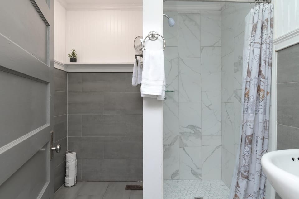 Shower, Bathroom, towels