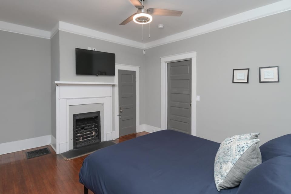 Bull Street Bungalow - Close to USC and 5 TVs! House in Columbia